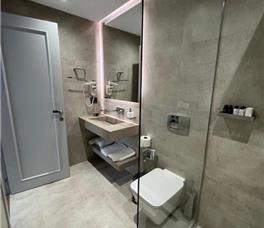 Dhome Treshe Deluxe me ballkon dhe pamje nga deti