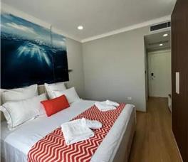 Dhome dyshe me pamje nga deti pa ballkon