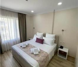 Dhome dyshe me pamje nga deti pa ballkon