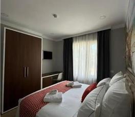 Dhome dyshe me pamje nga deti pa ballkon