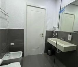 Dhome dyshe me pamje nga deti pa ballkon