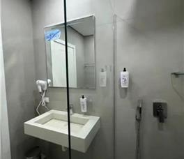 Dhome dyshe me pamje nga deti pa ballkon