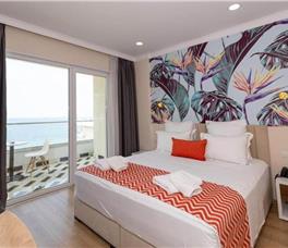 Dhome dyshe me pamje nga deti dhe ballkon