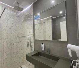 Dhome dyshe me pamje nga deti dhe ballkon