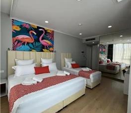 Dhome Treshe me pamje nga deti dhe ballkon