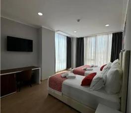 Dhome Treshe me pamje nga deti dhe ballkon