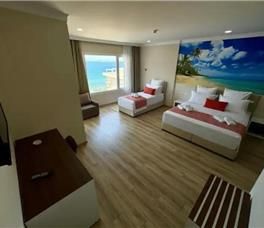 Dhome Treshe Deluxe me pamje nga deti (pa ballkon)