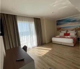 Suite Dhomë treshe me verandë dhe pamje nga deti