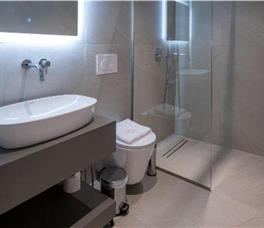 Dhome dyshe Standarte me pamje anësore nga deti