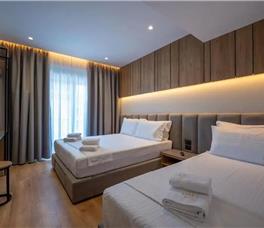 Dhome Treshe Standarte me pamje anësore nga deti