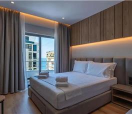 Dhome Treshe Standarte me pamje anësore nga deti