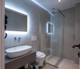 Dhome Treshe Standarte me pamje anësore nga deti