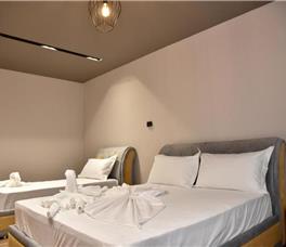 Double room Deluxe with Balcony and Partial Sea view