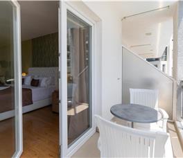 Dhome me pamje nga rruga