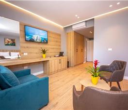 Dhome Treshe Double room + Sofa