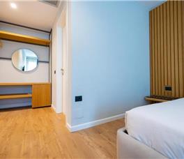 Dhome dyshe me pamje nga deti dhe ballkon