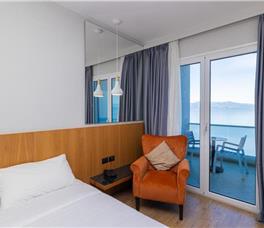 Dhome dyshe me pamje nga deti dhe ballkon