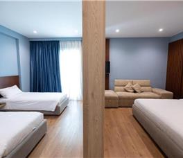 Suite junior me pamje anësore nga deti dhe ballkon