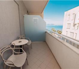 Suite junior me pamje anësore nga deti dhe ballkon