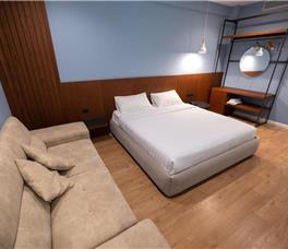 Suite junior me pamje anësore nga deti dhe ballkon