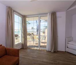 Dhome Treshe Superiore me pamje nga deti, FB