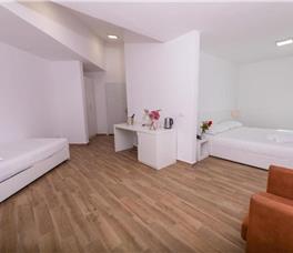 Dhome Treshe Superiore me pamje nga deti, HB