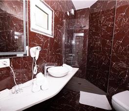 Dhome Treshe Superiore me pamje nga deti, BB