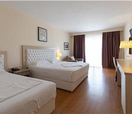 Dhome me pamje nga deti