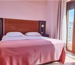Double room with Double bed and partial sea view