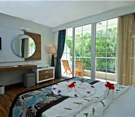 Jacaranda Club & Resort