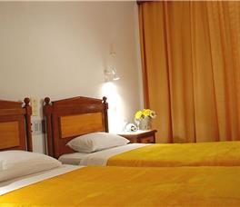 Dhome dyshe me pamje nga kopshti