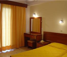 Dhome dyshe me pamje nga kopshti