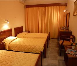 Dhome dyshe me pamje nga kopshti