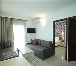 Naias Beach Hotel & Apartments