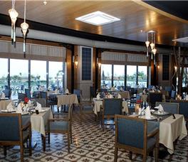 Commodore Elite Suites & Spa