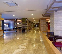 Commodore Elite Suites & Spa