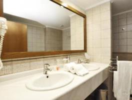 Dhome dyshe me Pamje nga deti