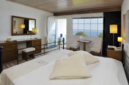 Dhome dyshe me pamje nga deti