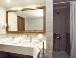 Dhome dyshe me pamje nga deti