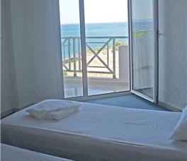 Dhome dyshe me pamje nga kopshti