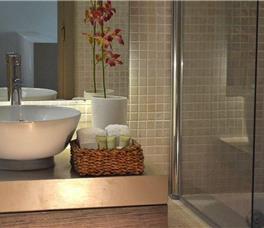 The Bay Hotel & Suites 