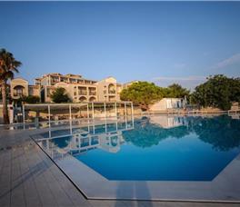 The Bay Hotel & Suites 