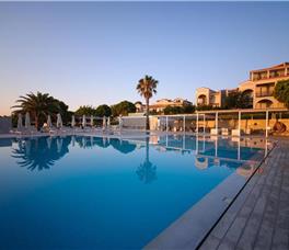 The Bay Hotel & Suites 